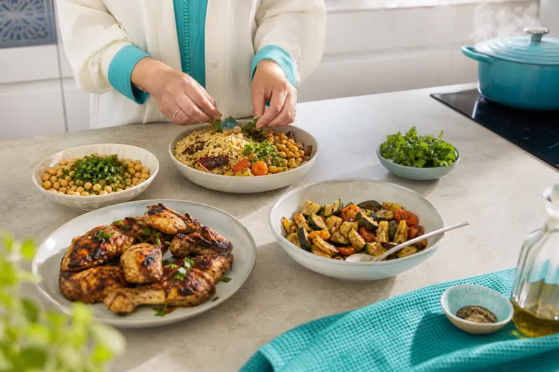 Préparation d’un repas halal équilibré avec légumes, légumineuses et céréales complètes