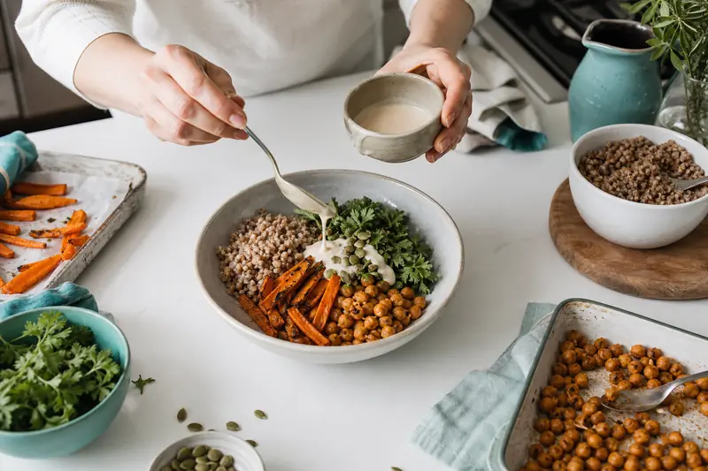 Bol de cuisine végétarienne sans gluten avec légumes rôtis et pois chiches