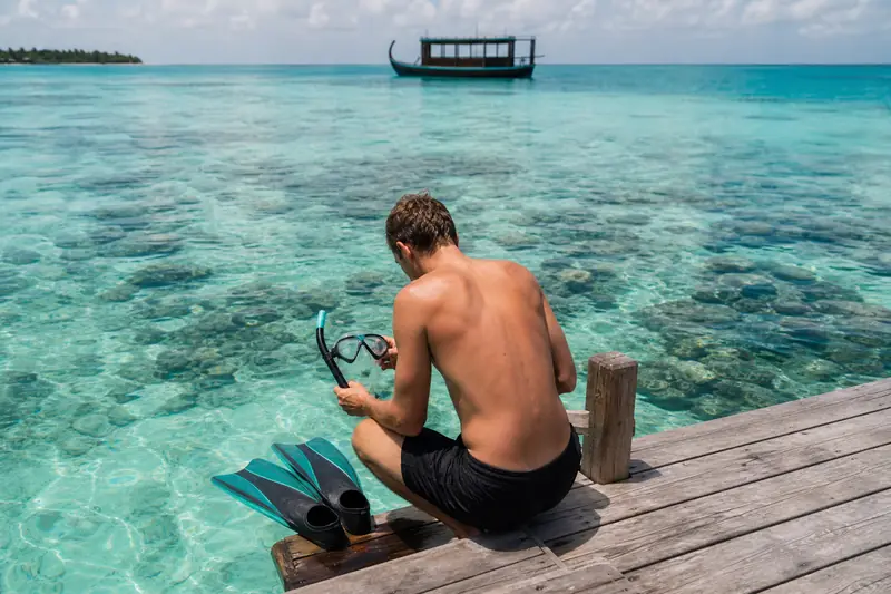 Équipement de snorkeling pour activités nautiques aux Maldives sur un ponton de lagon