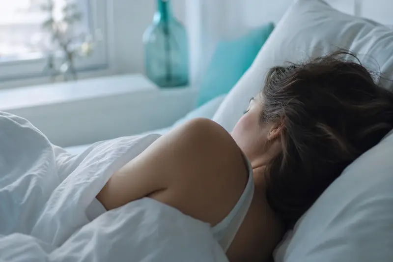 Personne endormie la nuit avec la mâchoire visible détendue sur l'oreiller