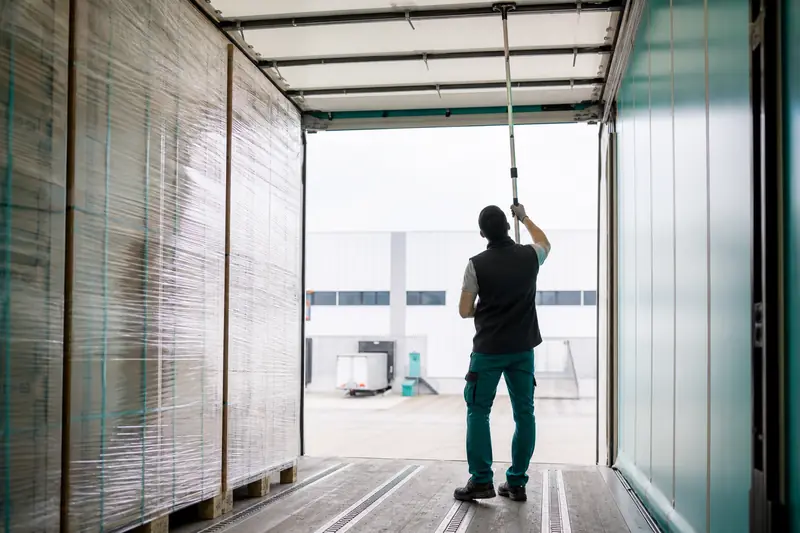 Mesure intérieure du volume d’un semi-remorque dans un entrepôt logistique français.