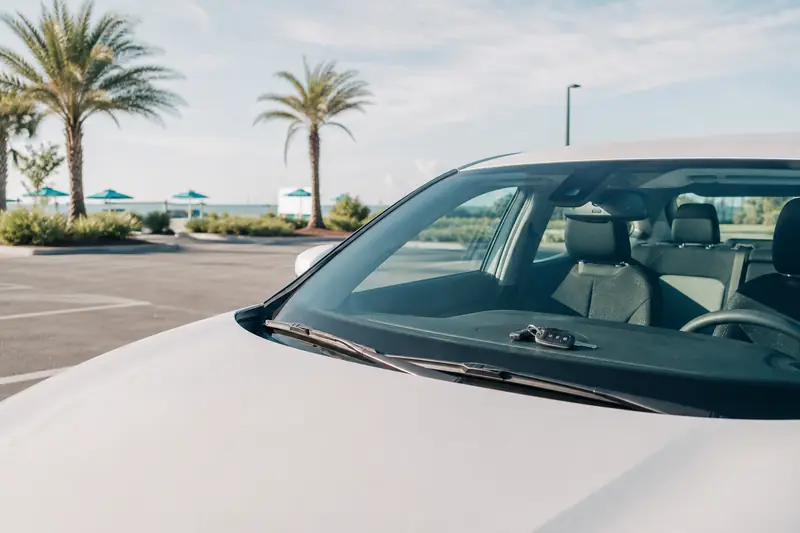 Voiture de location garée avec les clés posées sur le tableau de bord