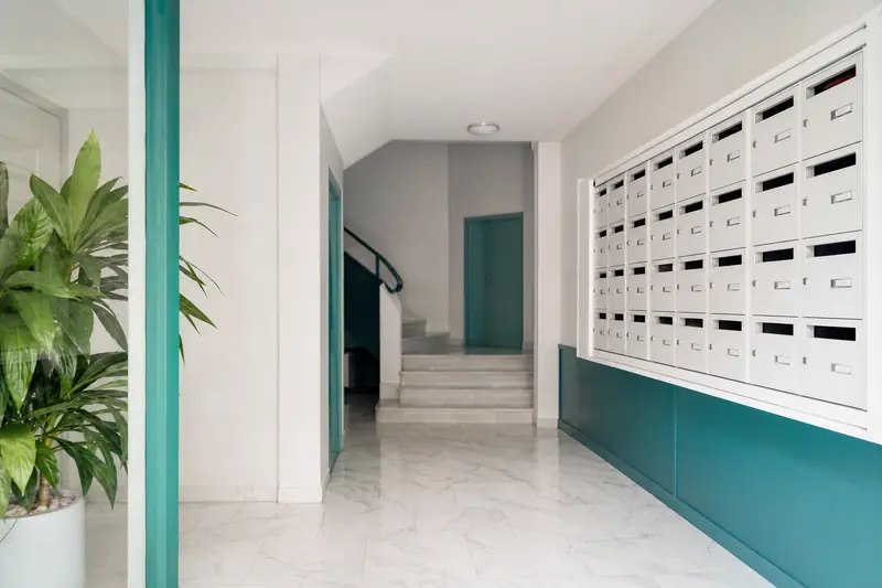 Immeuble résidentiel avec boîtes aux lettres et hall d'entrée en copropriété