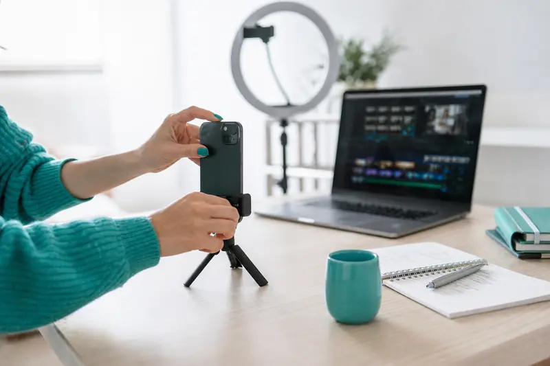 Créateur préparant des vidéos TikTok pour gagner plus d'abonnés depuis son bureau.