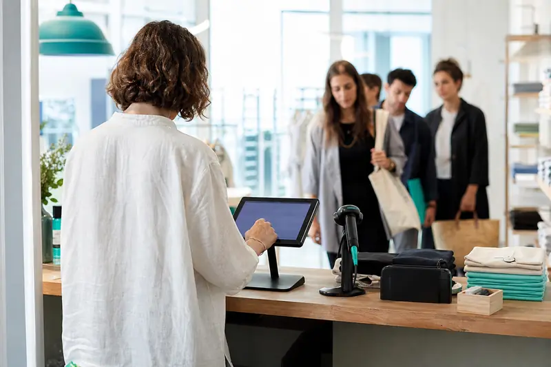 Commerçant utilisant Lightspeed sur tablette au comptoir d’une boutique française