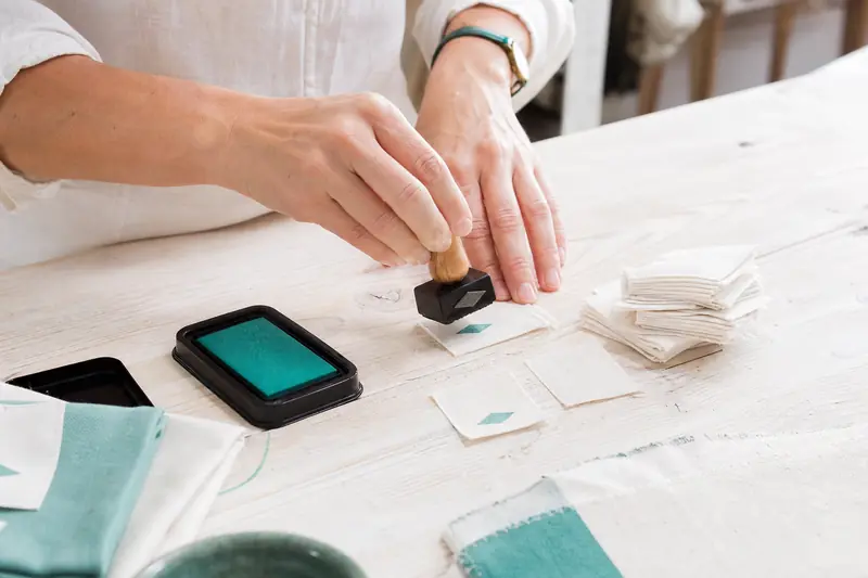 Tampon personnalisé appliqué sur une étiquette textile en coton clair