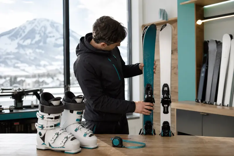 Comparaison de skis alpins et de chaussures dans un atelier de station