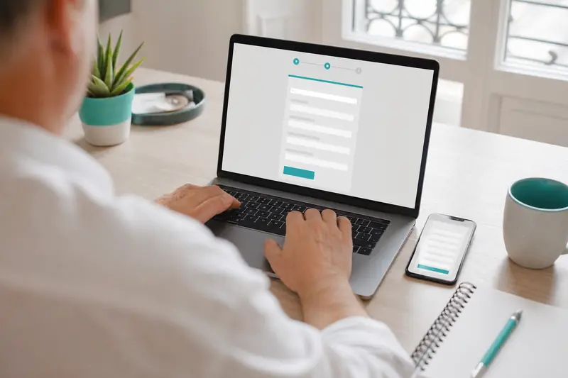 Création d’un compte mail sur ordinateur avec vérification sur smartphone.