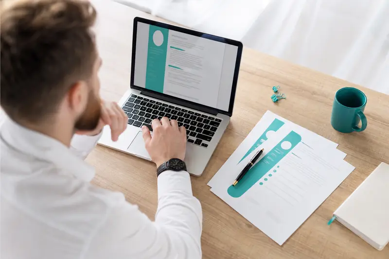Candidature avec CV percutant relu sur ordinateur et version papier