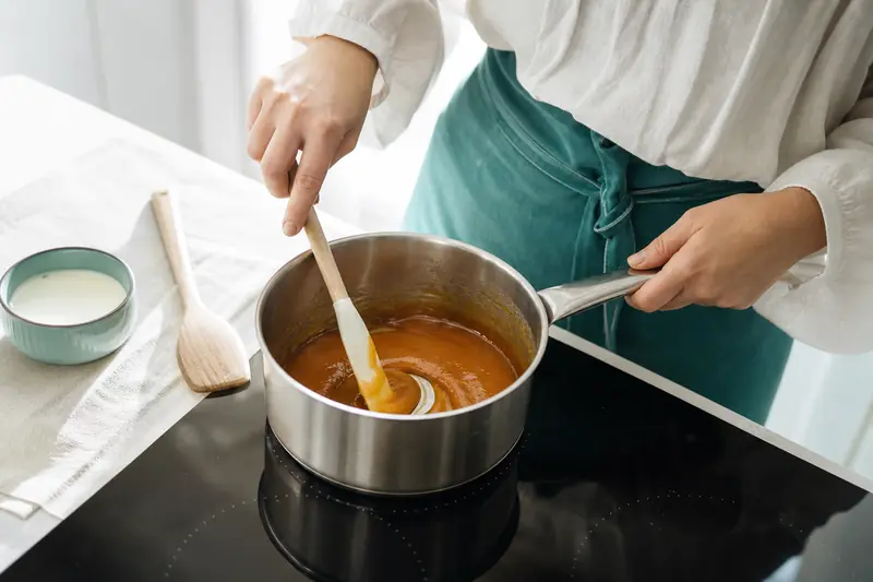 Caramel ambré préparé dans une casserole pour une recette de pâtisserie maison
