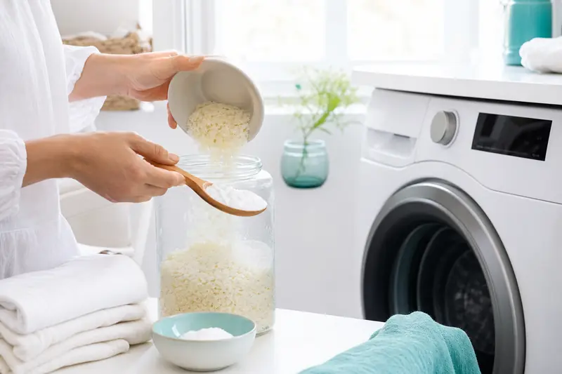 Préparation d’une lessive écologique maison en poudre près d’un lave-linge