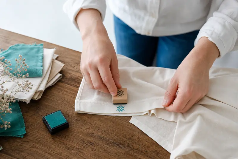 Création d’un tampon pour vêtement sur un tee-shirt en coton clair.