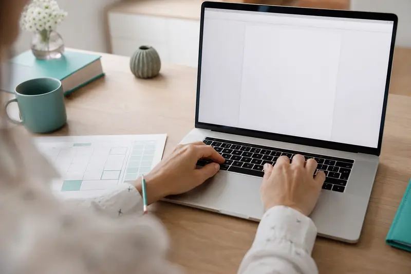 Création d’un tableau OpenOffice Writer sur un ordinateur portable.