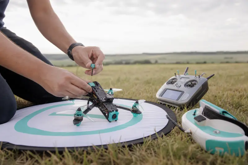 Préparation d’un drone FPV avec GPS avant un test de retour à la maison