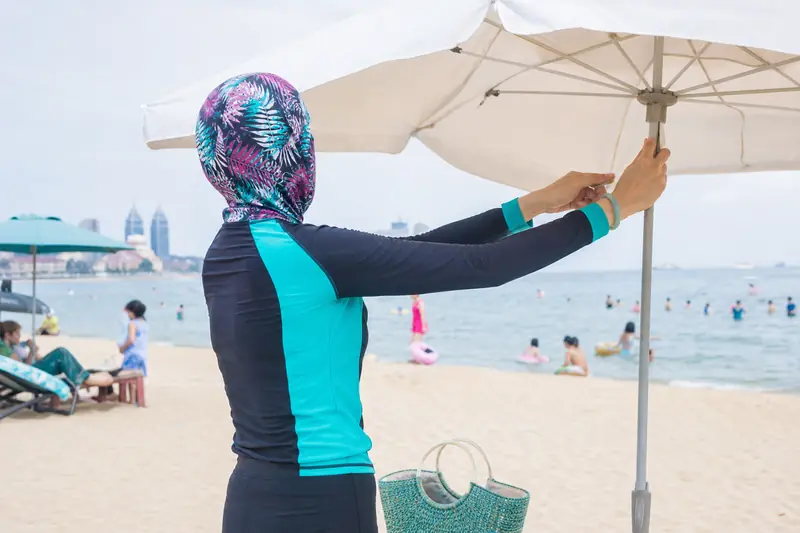 Baigneuse portant un facekini coloré sur une plage de Qingdao.