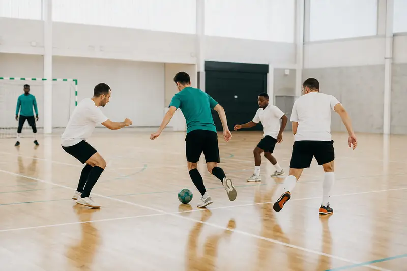 Match de futsal amateur dans un gymnase municipal lumineux en France