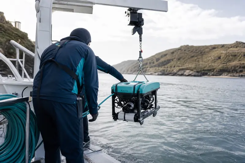 Drone sous-marin déployé depuis un navire de sauvetage en mer