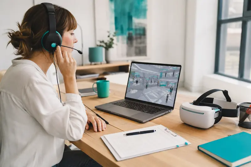 Organisatrice préparant un événement dans le métavers sur ordinateur avec un casque VR