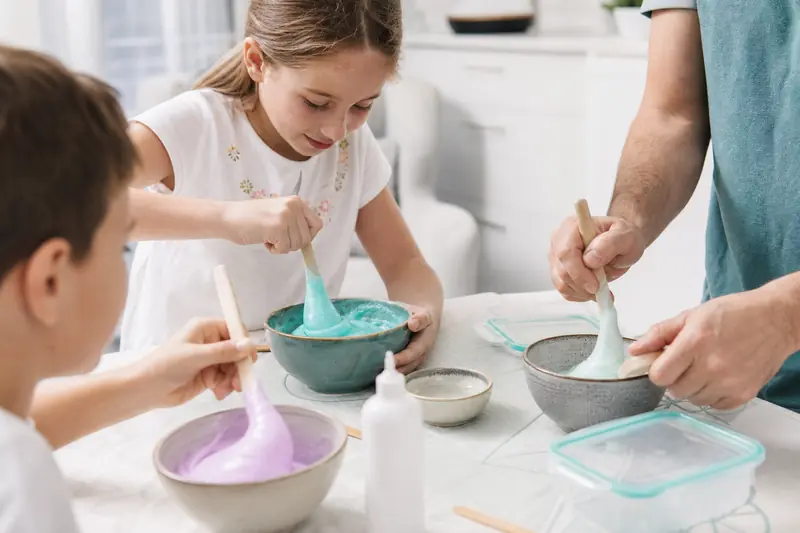Préparation de slime coloré lors d’une activité en famille à la cuisine