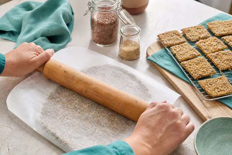 Crackers sans gluten aux graines germées refroidissant sur une grille de cuisine