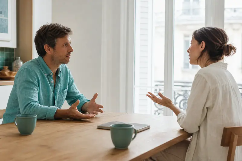 Conversation calme de couple illustrant la sincérité chez un homme