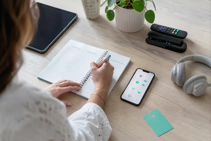 Budget et abonnements numériques contrôlés sur un bureau lumineux à domicile