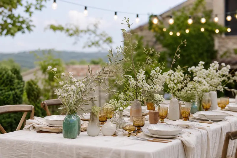 Table de mariage bohème décorée de lin, céramique et fleurs de saison