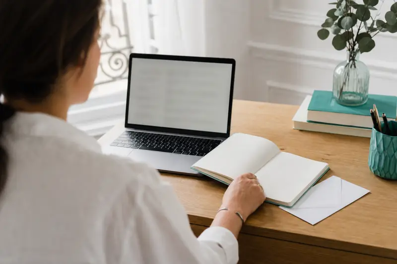 Recherche d’adresse d’une personne dans un annuaire sur ordinateur portable
