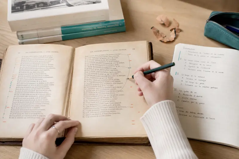 Commentaire composé sur Méditation grisâtre annoté dans un livre de poésie