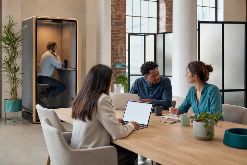 Équipe réunie dans un espace de coworking innovant en France