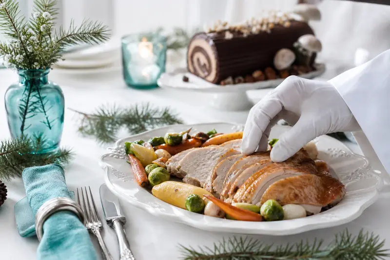 Repas de Noël Dalloyau dressé sur une table élégante et lumineuse