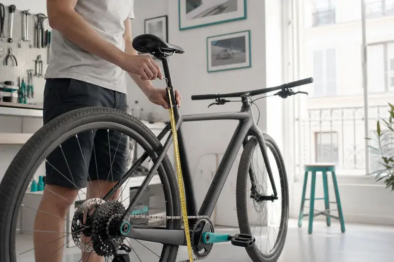 Cycliste réglant la hauteur de selle pour adapter la taille de son vélo