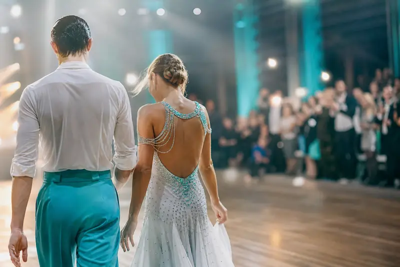 Couple de Danse avec les stars quittant la piste après une demi-finale.