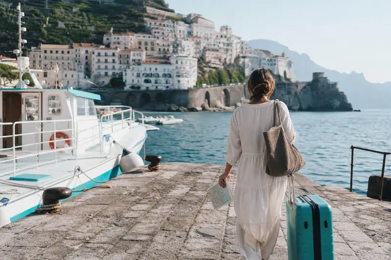 Voyageur arrivant en ferry devant les villages de la côte d’Amalfi.