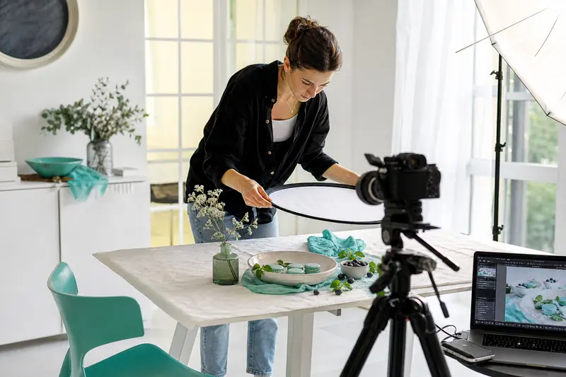 Étudiant en école photographie préparant une séance culinaire dans un studio lumineux