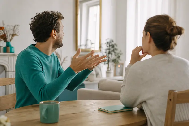 Deux personnes discutent, illustrant l'égocentrisme dans une relation amicale.