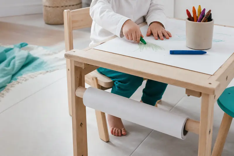Table de coloriage en bois avec crayons lavables et feuille grand format pour enfant