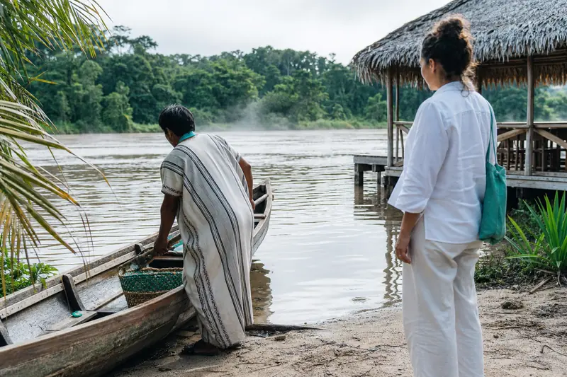 Guide local préparant une pirogue pour une immersion respectueuse en Amazonie.