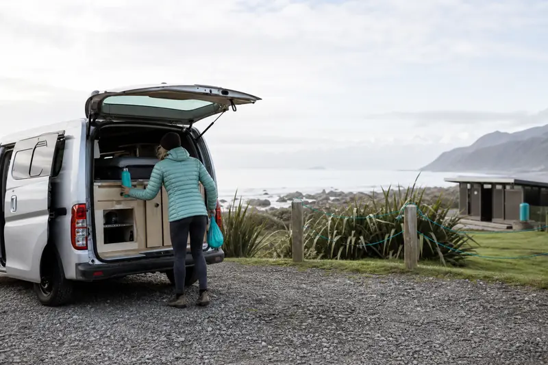Camping sauvage responsable en Nouvelle-Zélande près d’un van sur aire autorisée