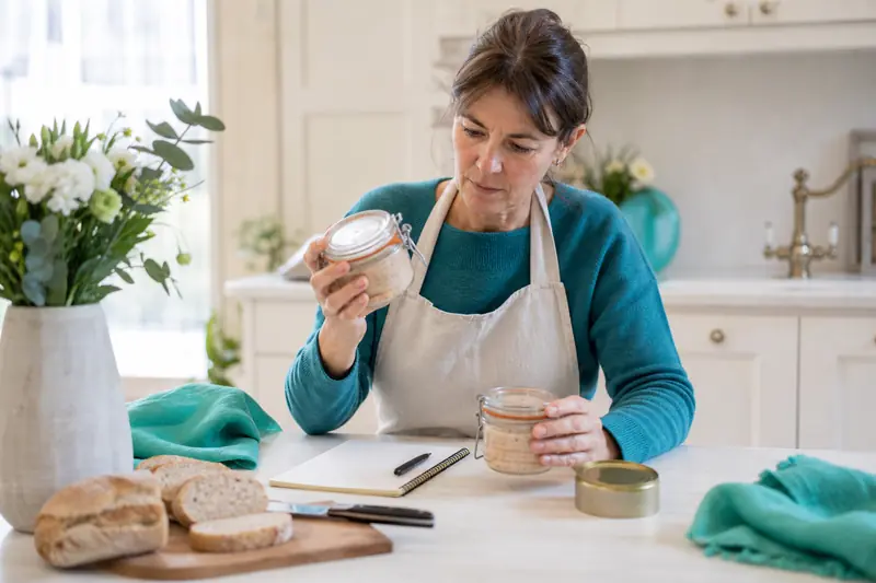 Comparaison de bocaux de foie gras Lidl sur une table de cuisine