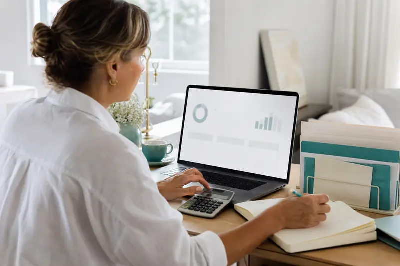 Dirigeante analysant les finances de son entreprise lors d’une formation professionnelle.