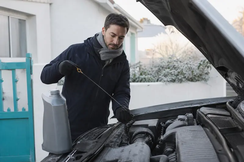 Contrôle d’huile moteur 5W30 sur une voiture par temps froid