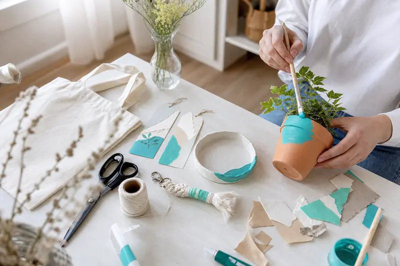 Table de projets DIY faciles pour débutants avec argile, papier et pot peint