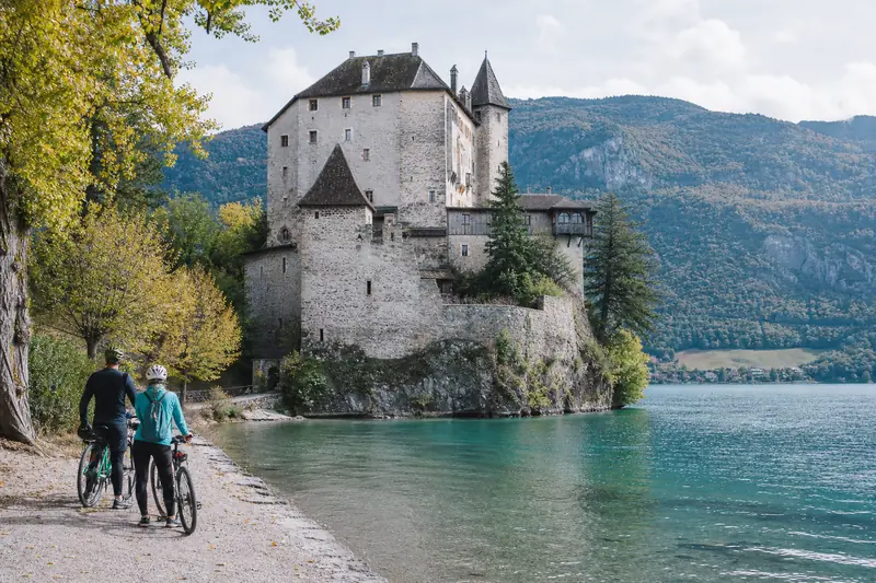 Château de Duingt sur les rives du lac d’Annecy, vu depuis un chemin public