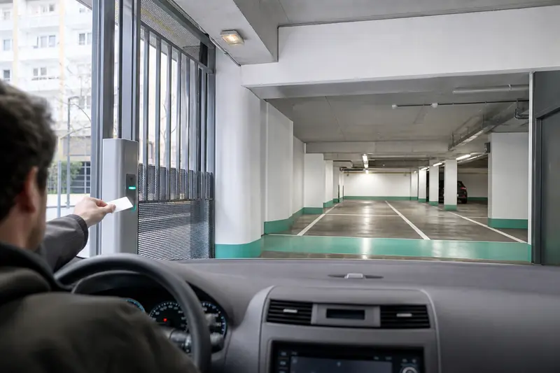 Une voiture entre dans un parking souterrain réservé en ville.