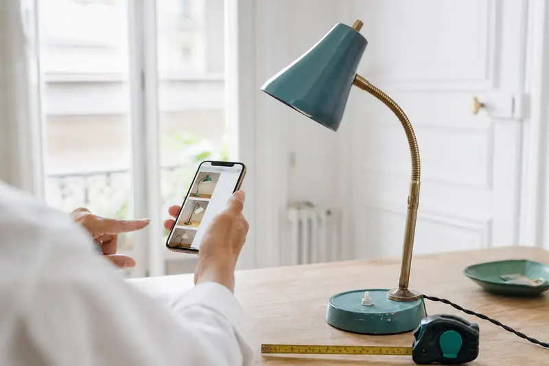 Recherche de bons plans Leboncoin35 sur smartphone avec objet d’occasion inspecté.