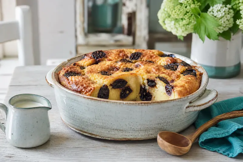 Far breton à la crème et pruneaux servi dans un plat en grès