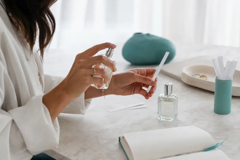 Comparaison de deux dupes de parfum sur une table lumineuse