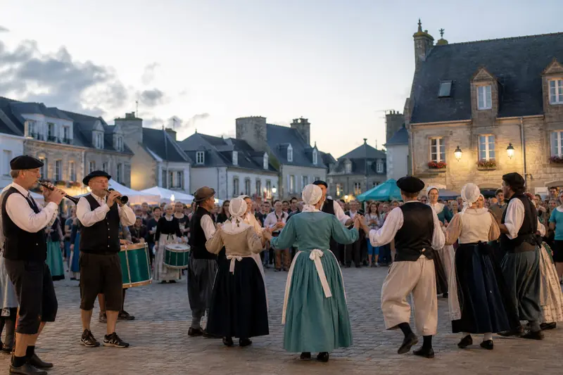Danseurs et musiciens lors d’un festival de musique folklorique en Bretagne