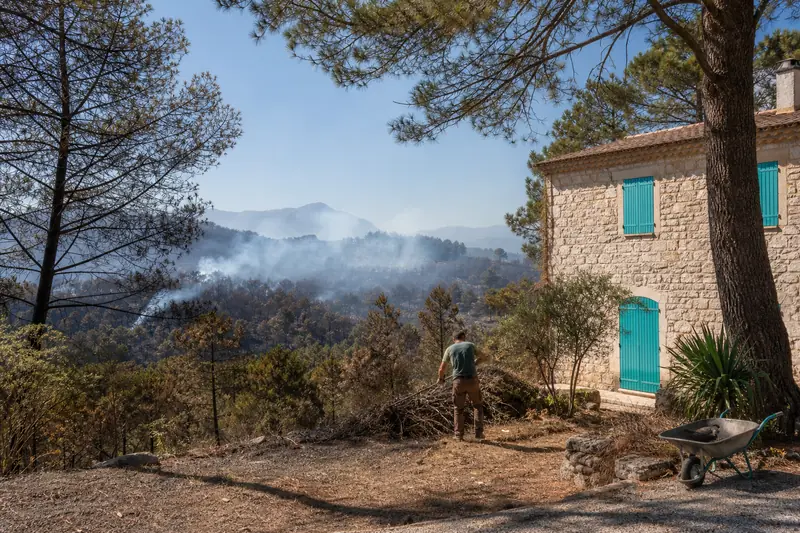 Débroussaillement autour d’une maison face au risque d’incendies de forêt